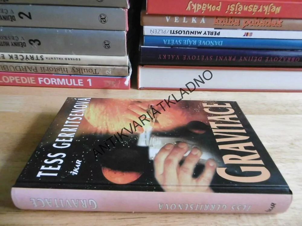 GRAVITACE, TESS GERRITSENOVÁ, **an
