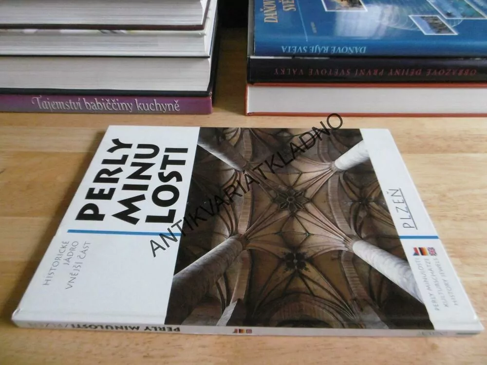 PERLY MINULOSTI, PLZEŇ, HISTORICKÉ JÁDRO VNĚJŠÍ ČÁST, VÍCEJAZYČNÉ, **an