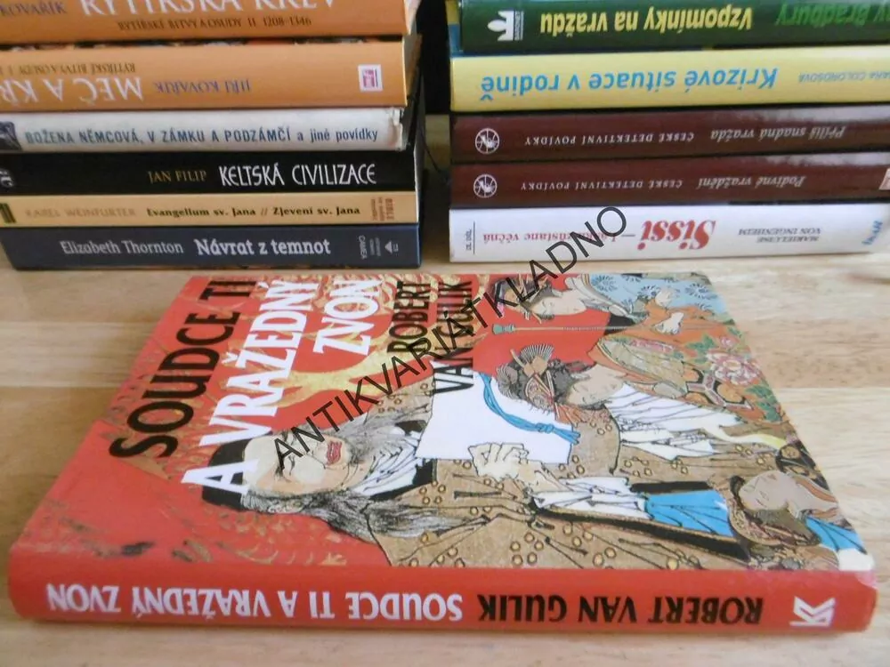 SOUDCE TI A VRAŽEDNÝ ZVON, ROBERT VAN GULIK, **an