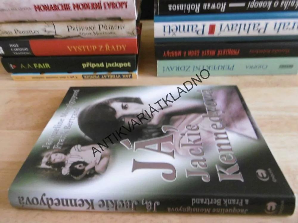 JÁ, JACKIE KENNEDYOVÁ, JACQUELINE MONSIGNYXOVÁ, BERTRAND, **an