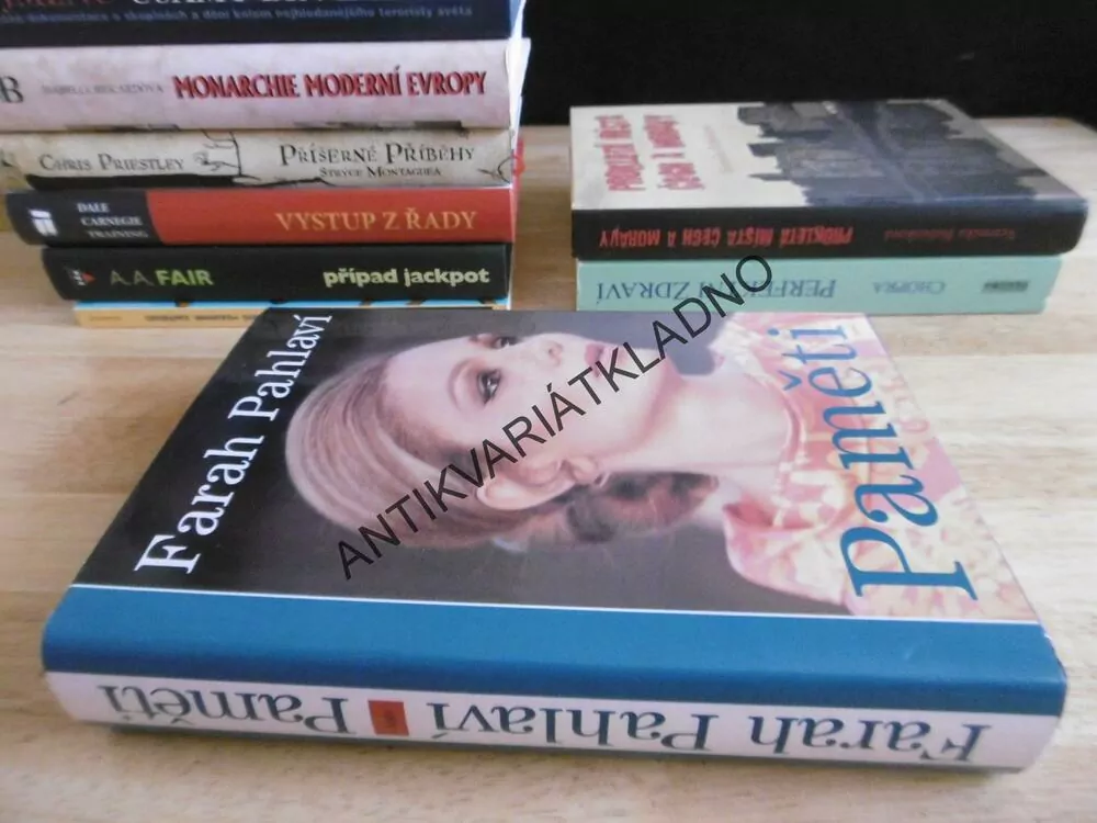 PAMĚTI, FARAH PAHLAVÍ, **an