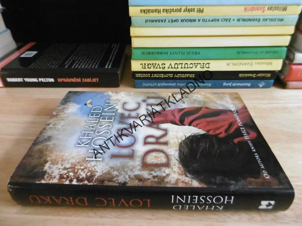 LOVEC DRAKŮ, KHALED HOSSEINI, **an