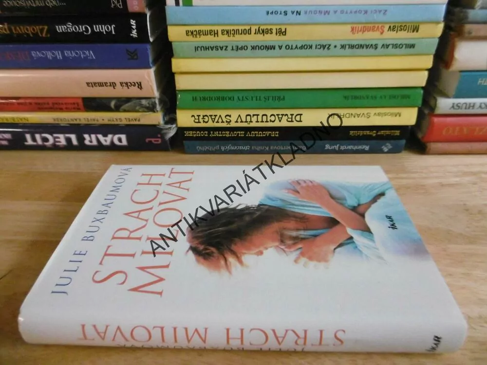 STRACH MILOVAT, JULIE BUXBAUMOVÁ, **an