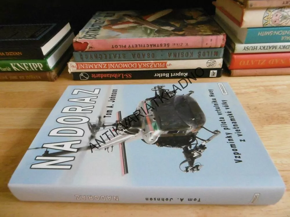 NADORAZ, TOM A. JOHNSON, VZPOMÍNKY PILOTA VRTULNÍKU HUEY Z VIETNAMSKÉ VÁLKY, **an