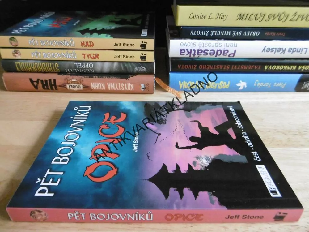 PĚT BOJOVNÍKŮ, OPICE, JEFF STONE, **an