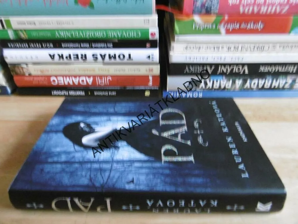 PÁD, LAUREN KATEOVÁ, **an
