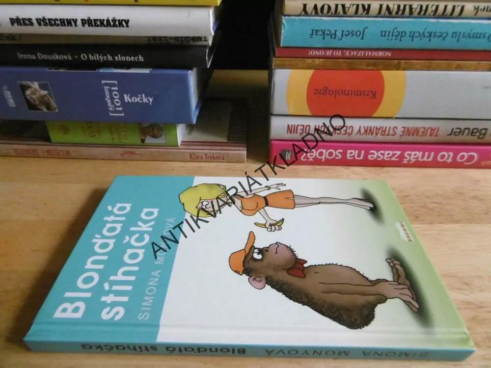 BLONĎATÁ STÍHAČKA, SIMONA MONYOVÁ, **an