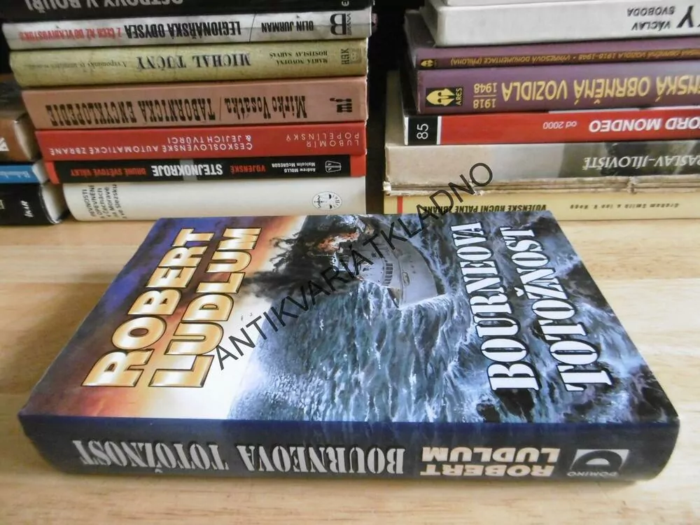 BOURNEOVA TOTOŽNOST, ROBERT LUDLUM, **an