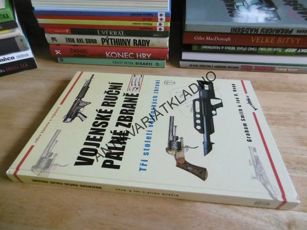 VOJENSKÉ RUČNÍ PALNÉ ZBRANĚ, TŘI STOLETÍ VOJENSKÝCH ZBRANÍ, GRAHAM SMITH, **an