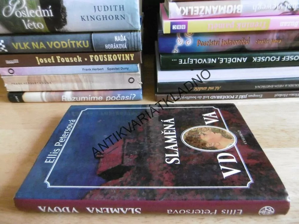 SLAMĚNÁ VDOVA, ELLIS PETERSOVÁ, **an