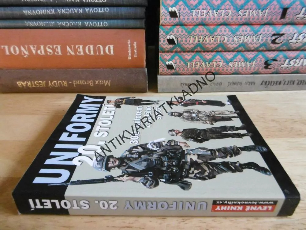 UNIFORMY 20. STOLETÍ, 30 UNIFOREM Z CELÉHO SVĚTA, **an