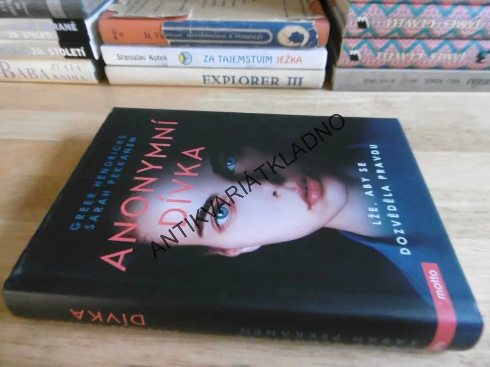 ANONYMNÍ DÍVKA, GREER HENDRICKS, **an