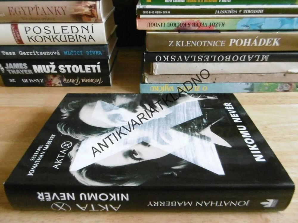 AKTA X - NIKOMU NEVĚŘ, JONATHAN MABERRY, **an