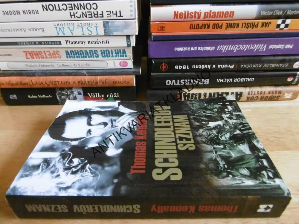 SCHINDLERŮV SEZNAM, THOMAS KENEALLY, **an
