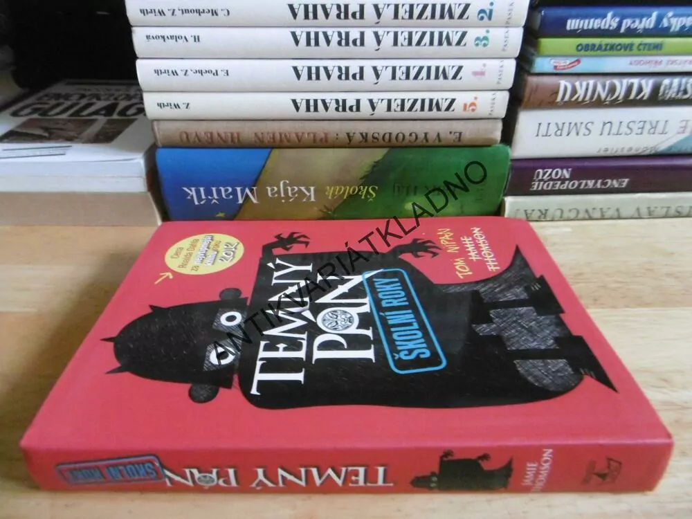 TEMNÝ PÁN, ŠKOLNÍ ROKY, TOM NIPAN, **an