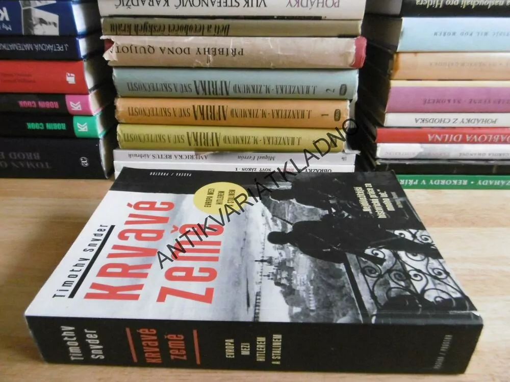 KRVAVÉ ZEMĚ, TIMOTHY SNYDER, **an