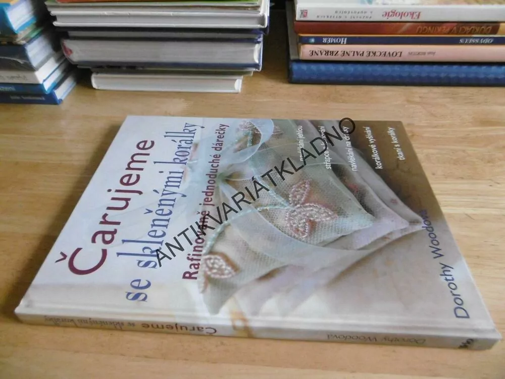 ČARUJEME SE SKLENĚNÝMÍ KORÁLKY, RAFINOVANĚ JEDNODUCHÉ DÁREČKY, DOROTHY WOODOVÁ, **an