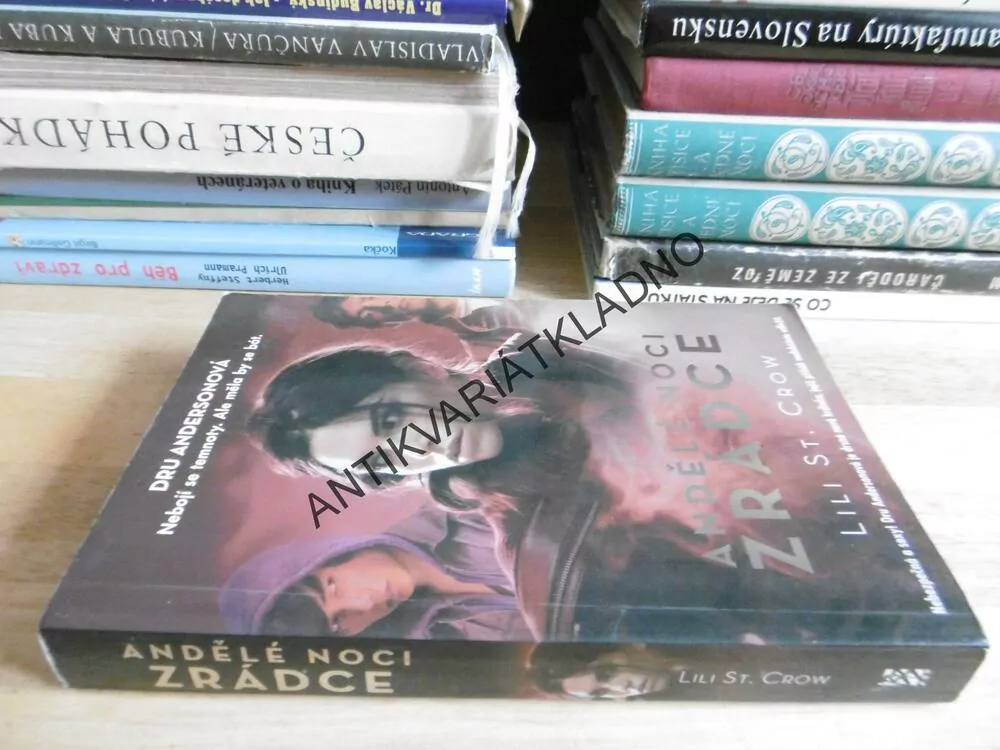 ANDĚLÉ NOCI, ZRÁDCE, LILI ST. CROW, DRU ANDERSONOVÁ, **an