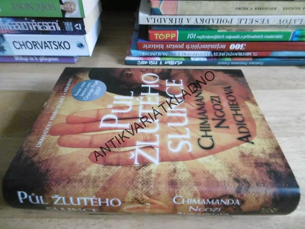 PŮL ŽLUTÉHO SLUNCE, CHIMAMANDA NGOZI ADICHIEOVÁ, **an