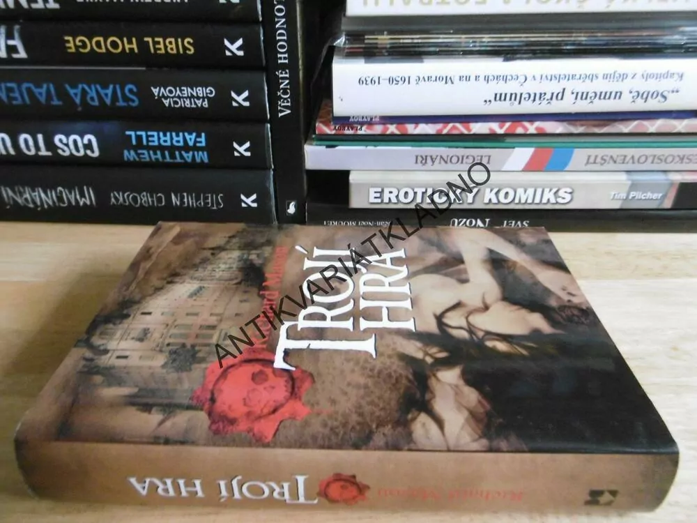 TROJÍ HRA, RICHARD MASON, **an