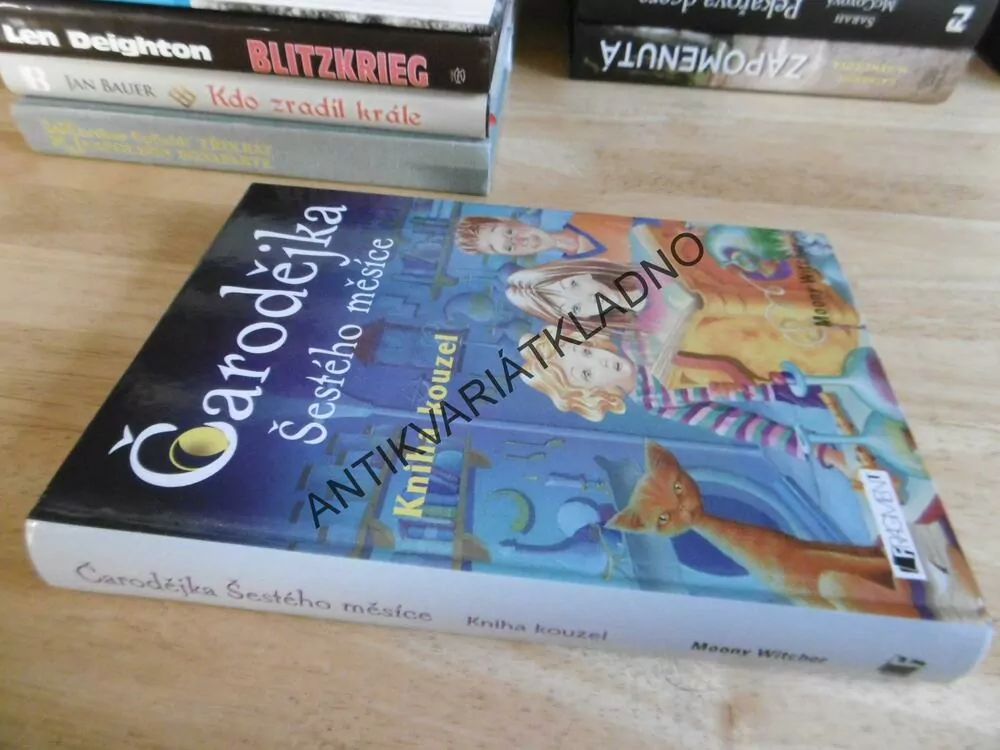ČARODĚJKA ŠESTÉHO MĚSÍCE, KNIHA KOUZEL, MOONY WITCHER, **an