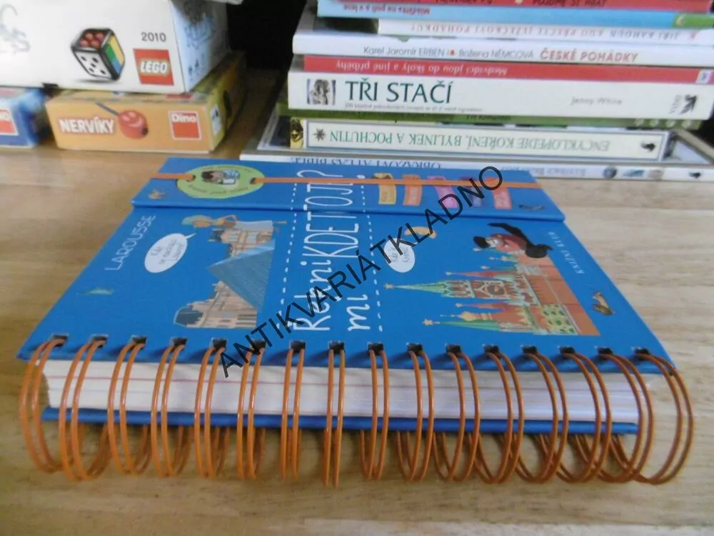 ŘEKNI MI KDE TO JE, LAROUSSE, **an