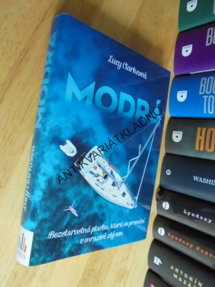 MODRÁ, LUCY CLARKOVÁ, PLAVBA SE PROMĚNÍ V ZLÝ SEN, **an