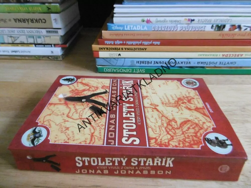 STOLETÝ STAŘÍK, KTERÝ VYLEZL Z OKNA A ZMIZEL, JONAS JONASSON, **an