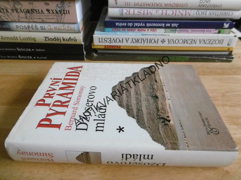 PRVNÍ PYRAMIDA, DŽOSEROVO MLÁDÍ, BERNARD SIMONAY, **an
