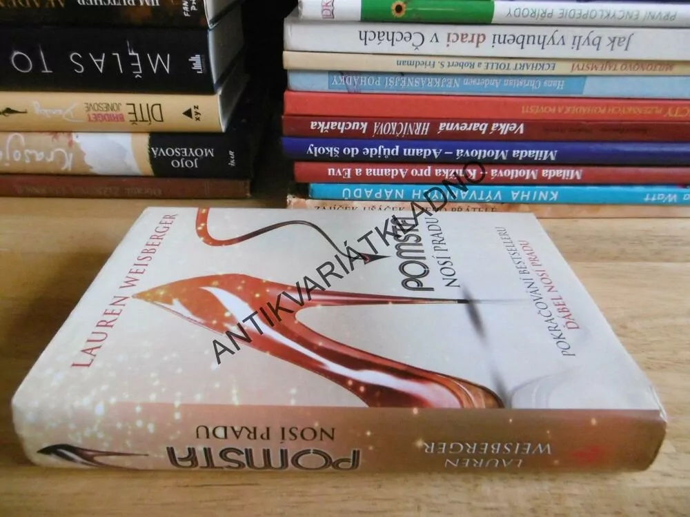 POMSTA NOSÍ PRADU, LAUREN WEISBERGEROVÁ, **an