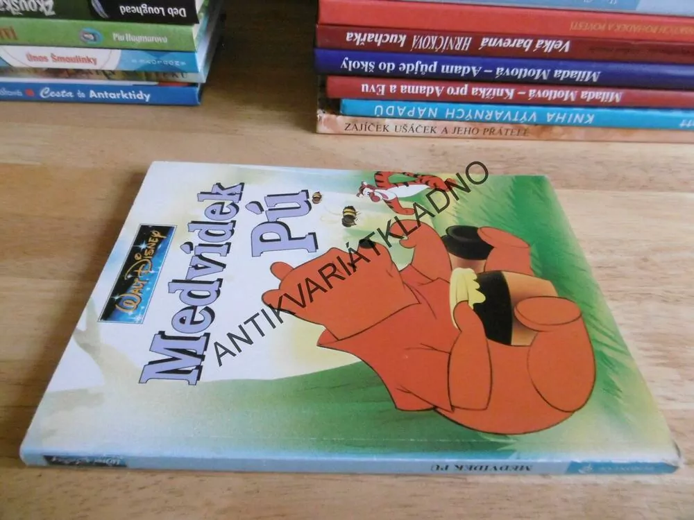 MEDVÍDEK PÚ, WALT DISNEY, **an