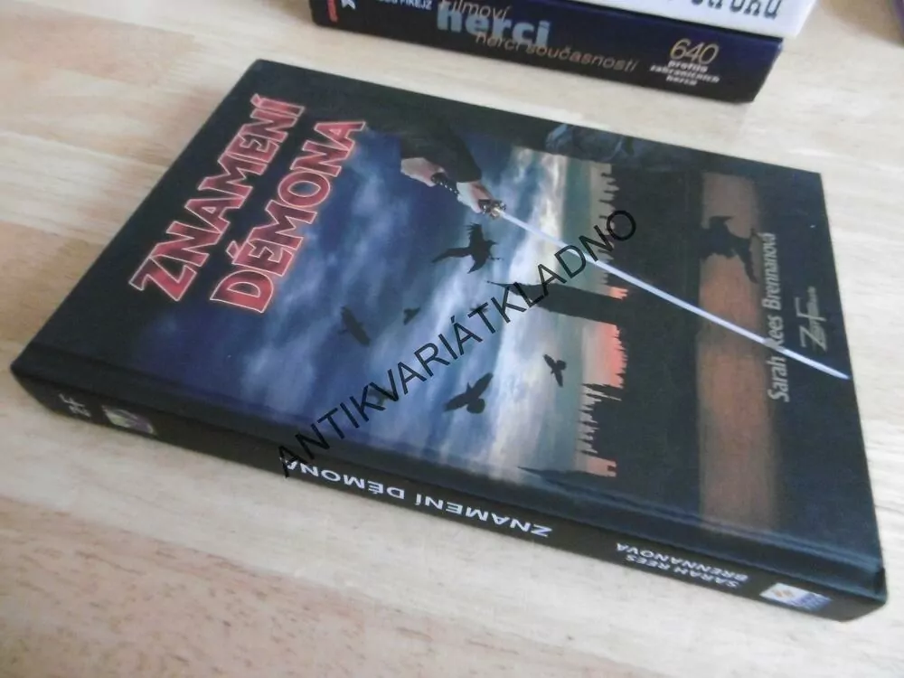 ZNAMENÍ DÉMONA, SARAH REES BRENNANOVÁ,  **an