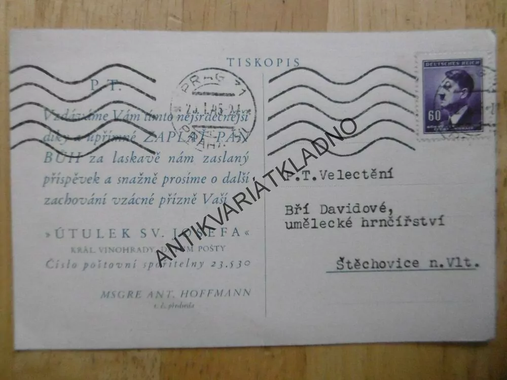 ŘÁDOVÁ SESTRA SE MODLÍ S DĚTMI, ÚTULEK SV.JOSEFA, PRAHA VINOHRADY 1945