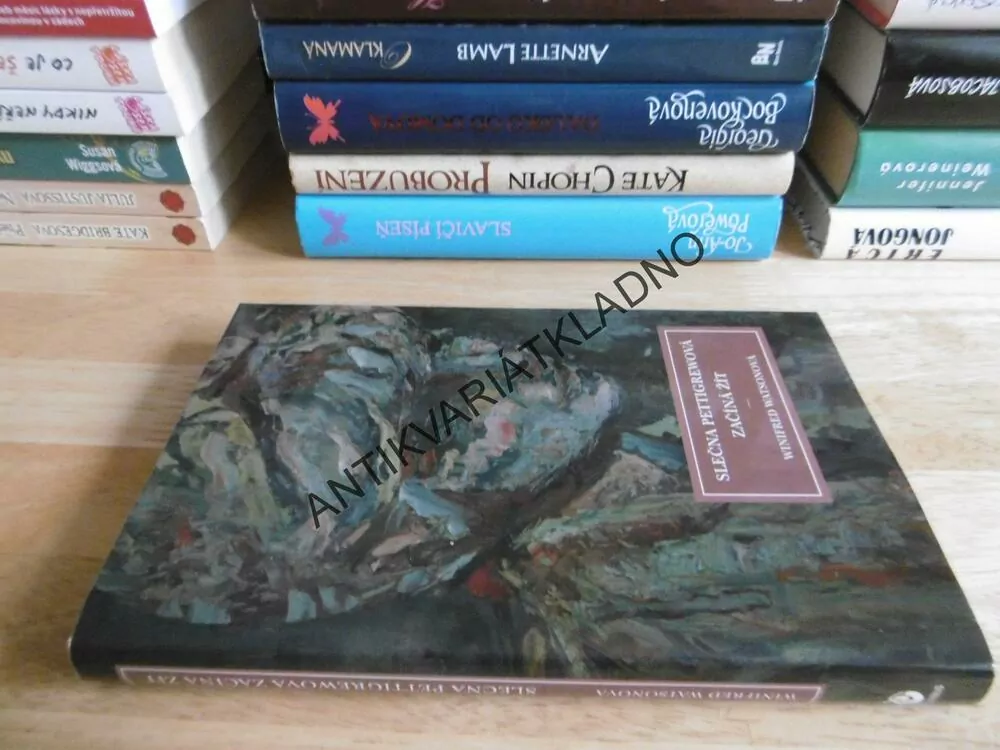 SLEČNA PETTIGREWOVÁ ZAČÍNÁ ŽÍT, WINIFRED WATSONOVÁ, **an