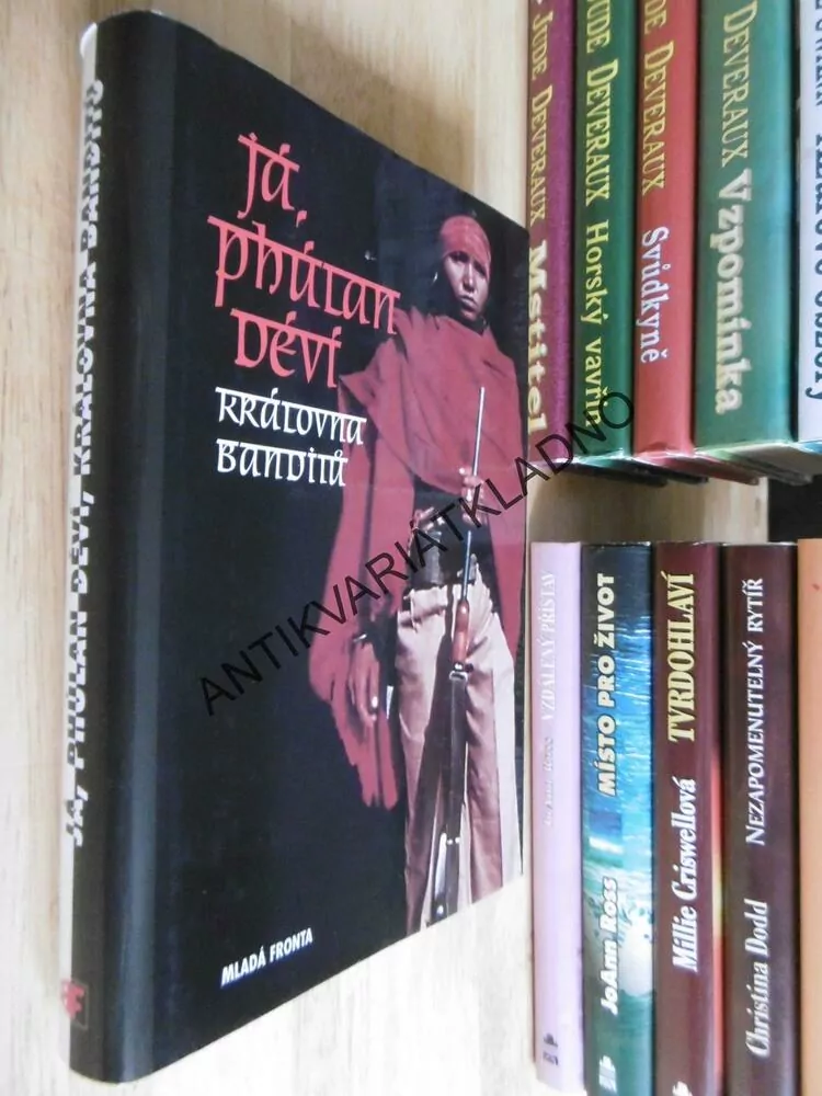 JÁ, PHÚLAN DÉVÍ, KRÁLOVNA BANDITŮ, **an