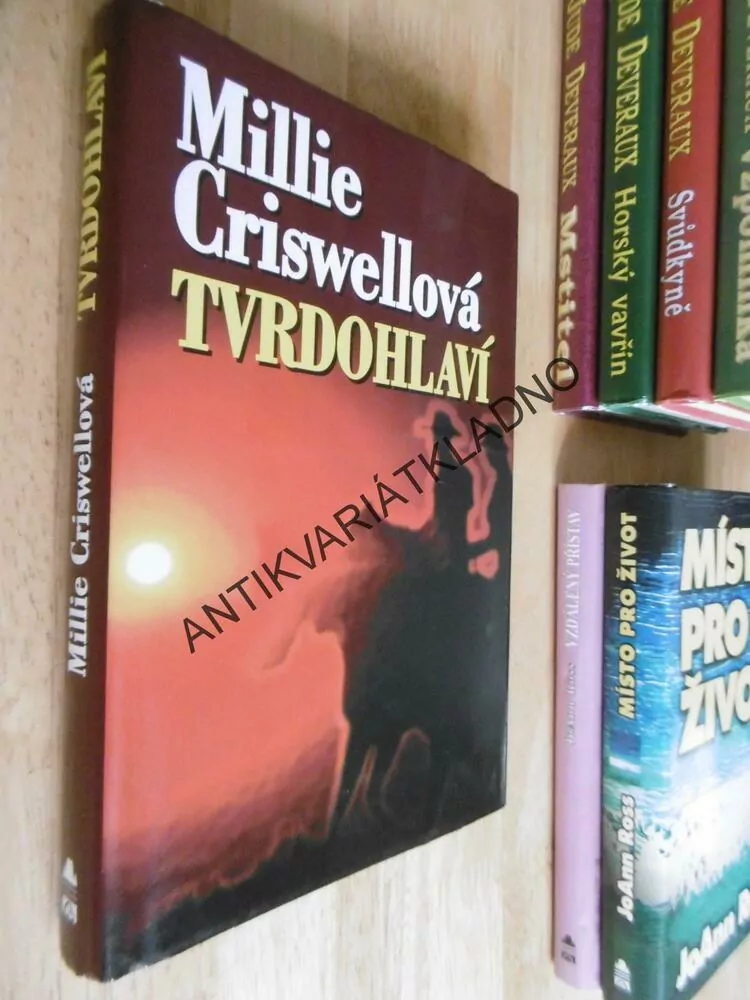 TVRDOHLAVÍ, MILLIE CRISWELLOVÁ, **an