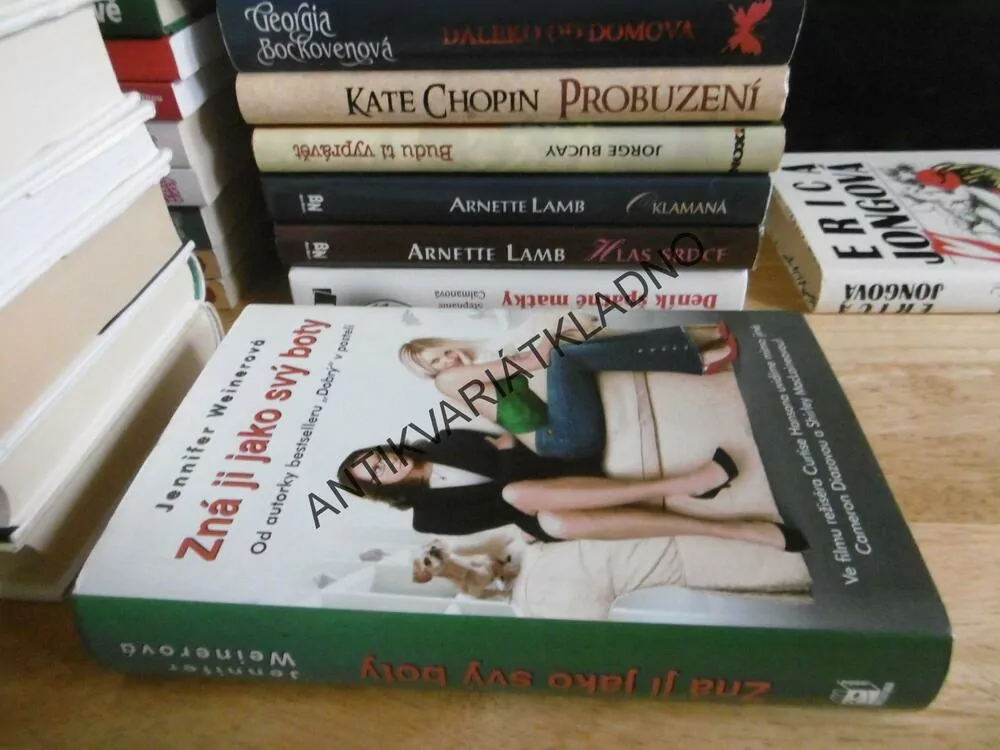 ZNÁ JI JAKO SVÝ BOTY, JENNIFER WEINEROVÁ, **an