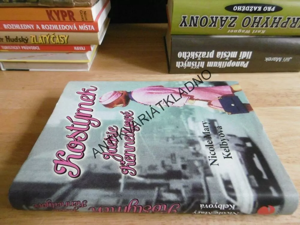 KOSTÝMEK JACKIE KENNEDYOVÉ, NICOLE MARY KELBYOVÁ, **an
