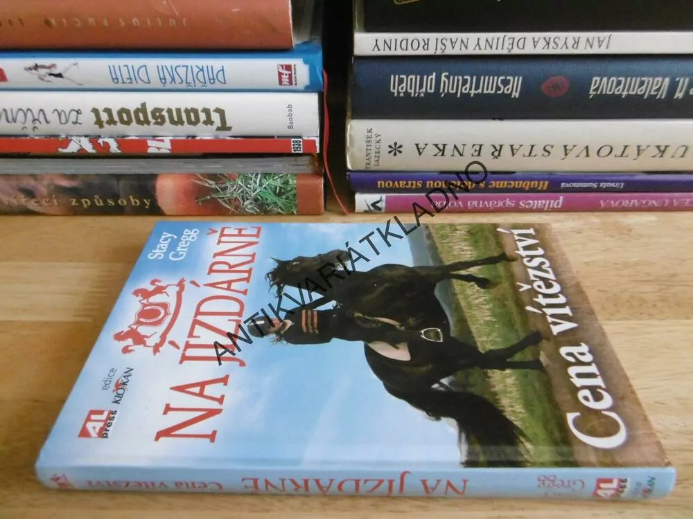 CENA VÍTĚZSTVÍ, NA JÍZDÁRNĚ, STACY GREGG, **an