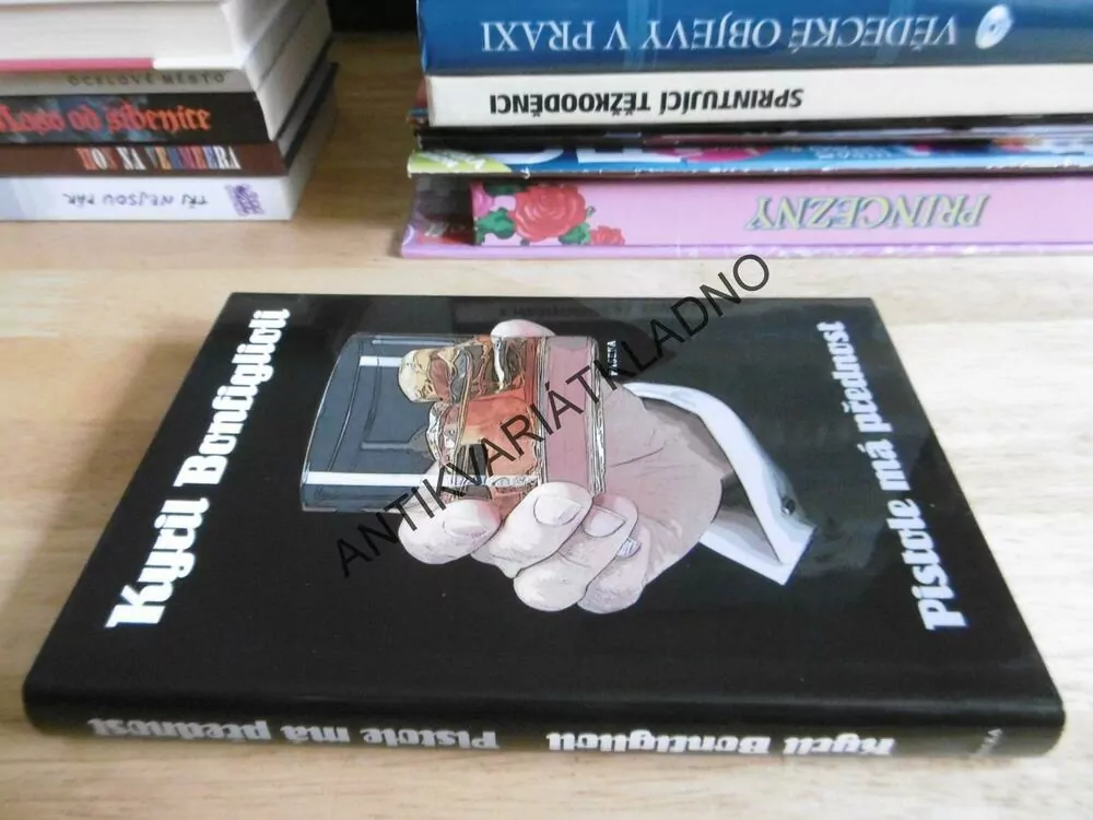 PISTOLE MÁ PŘEDNOST, KYRIL BONFIGLIOLI, **an