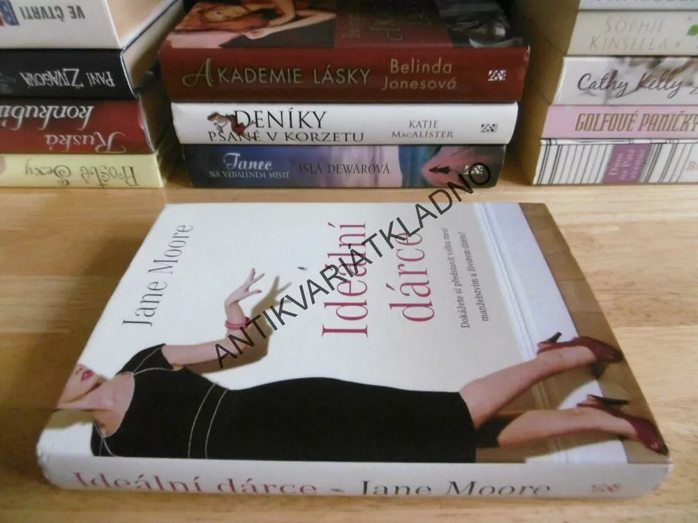 IDEÁLNÍ DÁRCE, JANE MOORE, **an