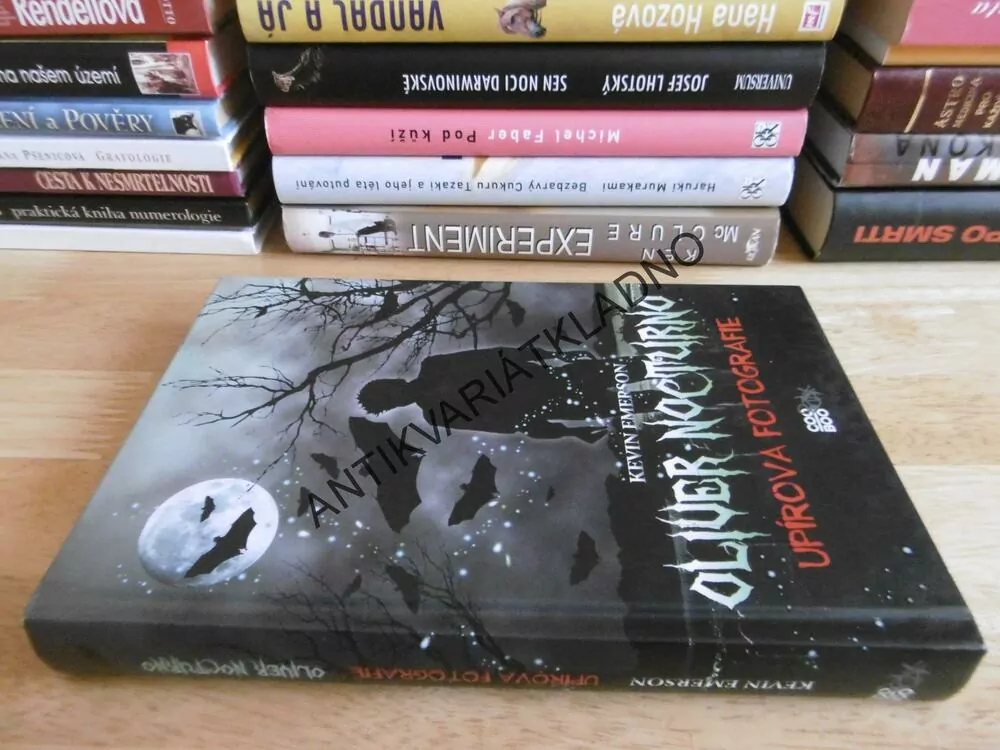 OLIVER NOCTURNO, UPÍROVA FOTOGRAFIE, KEVIN EMERSON, **an