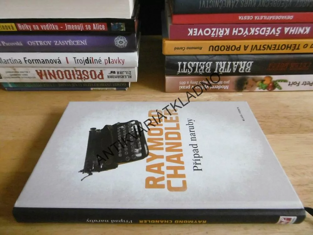 PŘÍPAD NARUBY, RAYMOND CHANDLER, **an