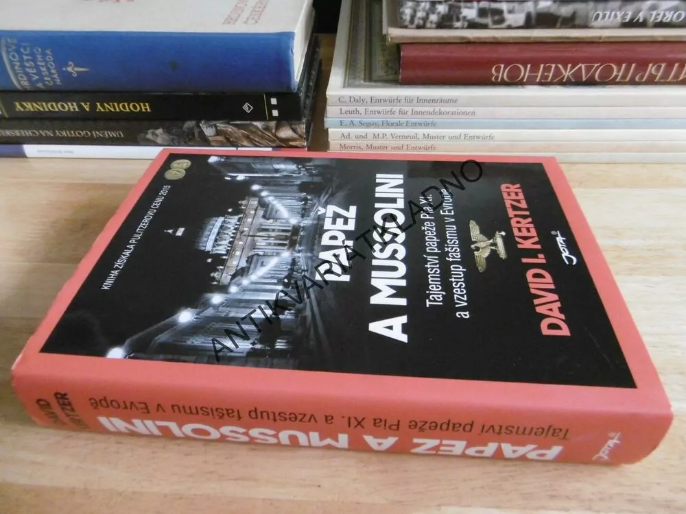 PAPEŽ A MUSSOLINI, DAVID I. KERTZER, **an