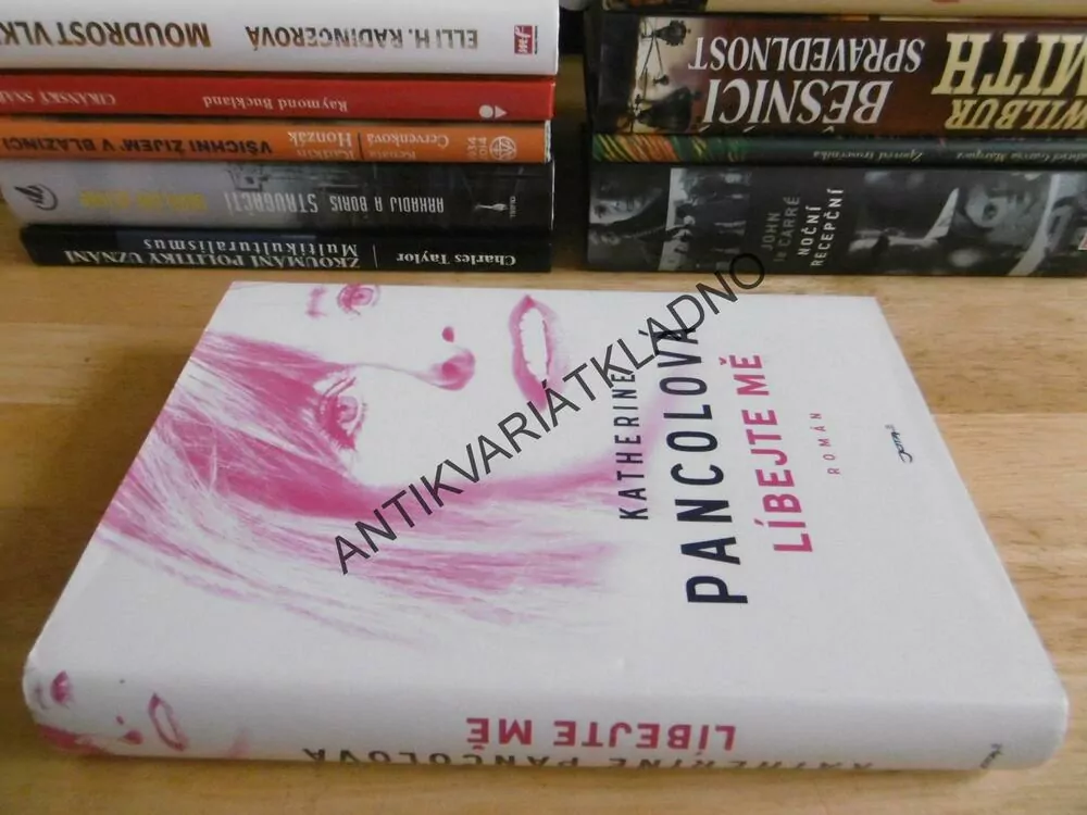 LÍBEJTE MĚ, KATHERINE PANCOLOVÁ, **an