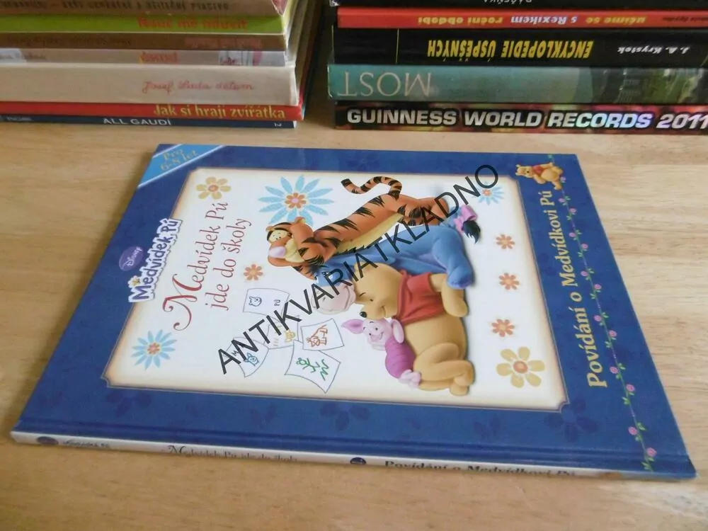 MEDVÍDEK PÚ JDE DO ŠKOLY, POVÍDÁNÍ O MEDVÍDKOVI PÚ, WALT DISNEY, **an