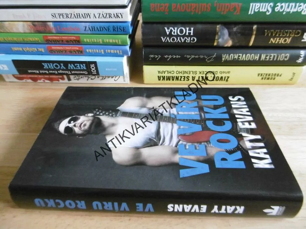 VE VÍRU ROCKU, KATY EVANS, **an