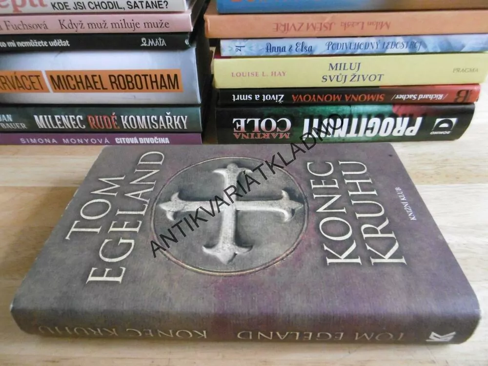 KONEC KRUHU, TOM EGELAND, **an