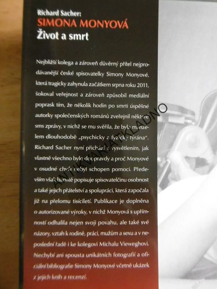 ŽIVOT A SMRT, SIMONA MONYOVÁ, RICHARD SACHER, **an