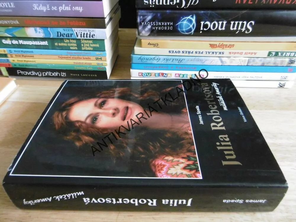 JULIA ROBERTSOVÁ, MILÁČEK AMERIKY, JAMES SPADA, **an